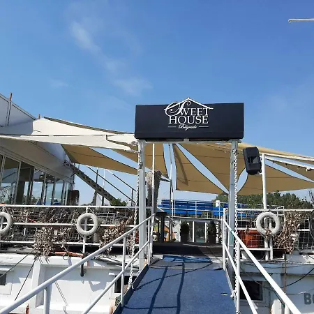 Sweet House On The River Botel *