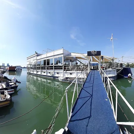 Sweet House On The River Botel