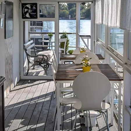 Sweet House On The River Botel