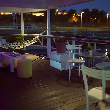 Sweet House On The River Botel *
