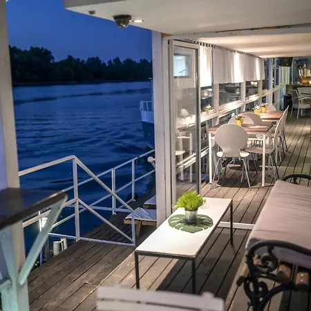 Sweet House On The River Botel